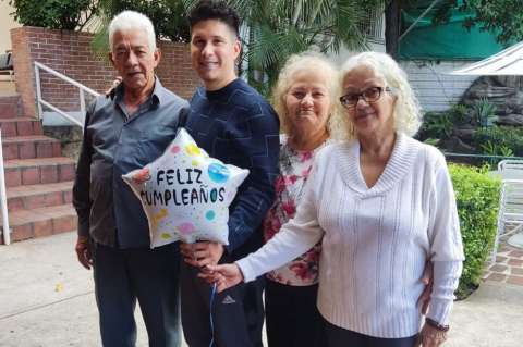 Chyno Miranda se reencontró con su familia y celebró su cumpleaños
