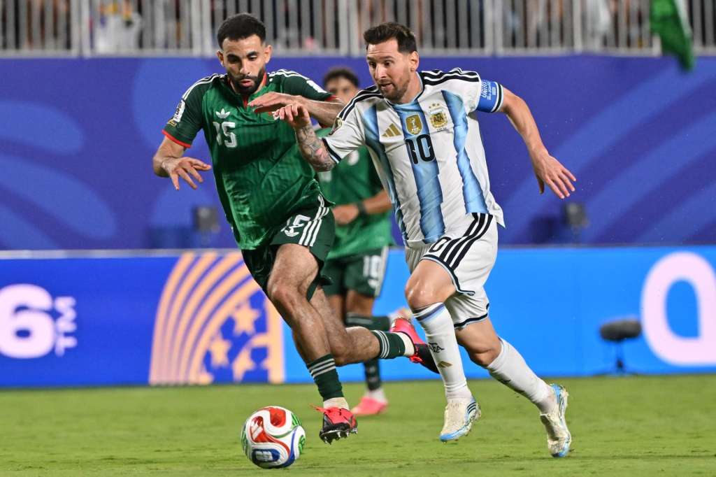 KANSAS CITY (United States), 17/06/2026.- Rayan Ait-Nouri of Algeria (L) in action against Lionel Messi of Argentina (R) during the FIFA World Cup 2026 group stage match Algeria against Argentina, in Kansas City, Missouri, USA, 16 June 2026. EFE/EPA/AMY KONTRAS