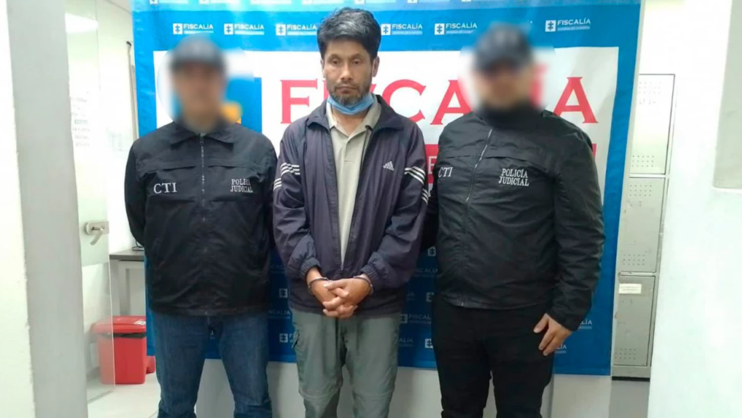 El detenido es acusado por las madres de varias niñas de tocarlas indebidamente mientras las llevaba del colegio a la casa.