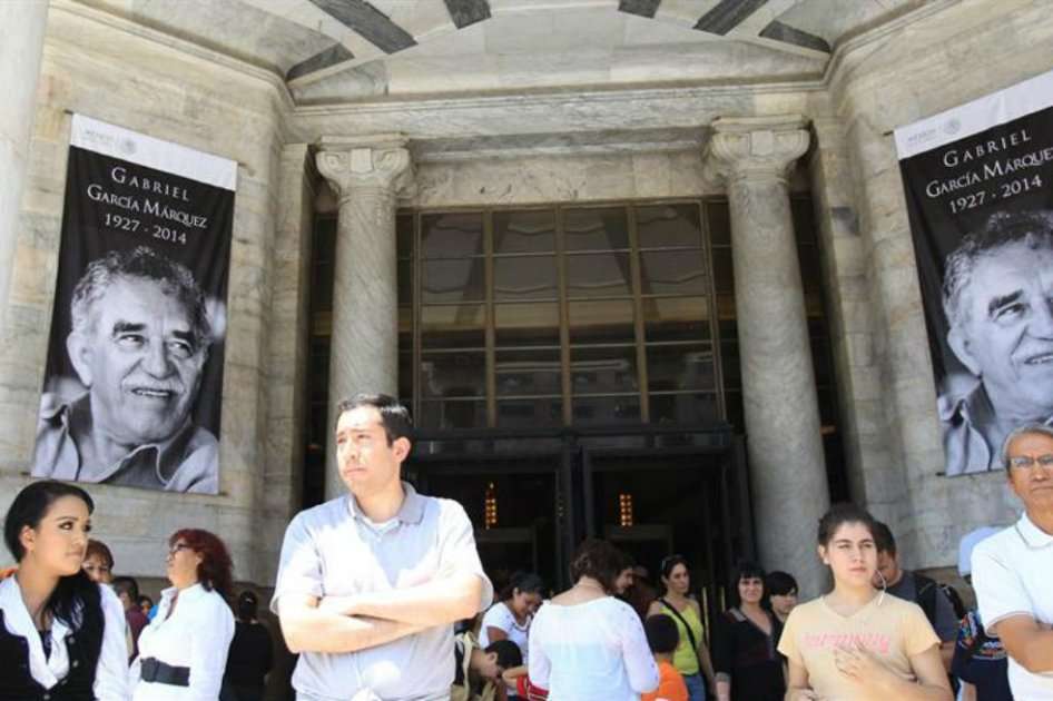 El acceso principal al Palacio de Bellas Artes imágenes del escritor colombiano Gabriel García Márquez a quien se le rendirá un majestuoso homenaje