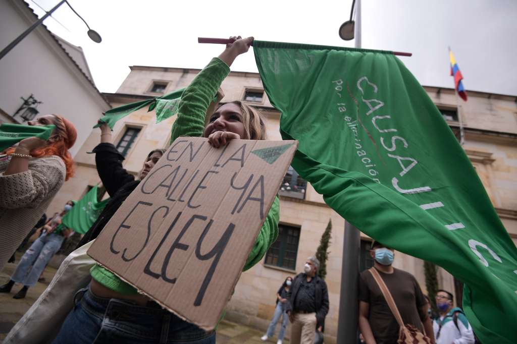 Manifestación de mujeres celebrando el fallo de la Corte Constitucional, que despenalizó hasta la semana 24 el aborto en Colombia.