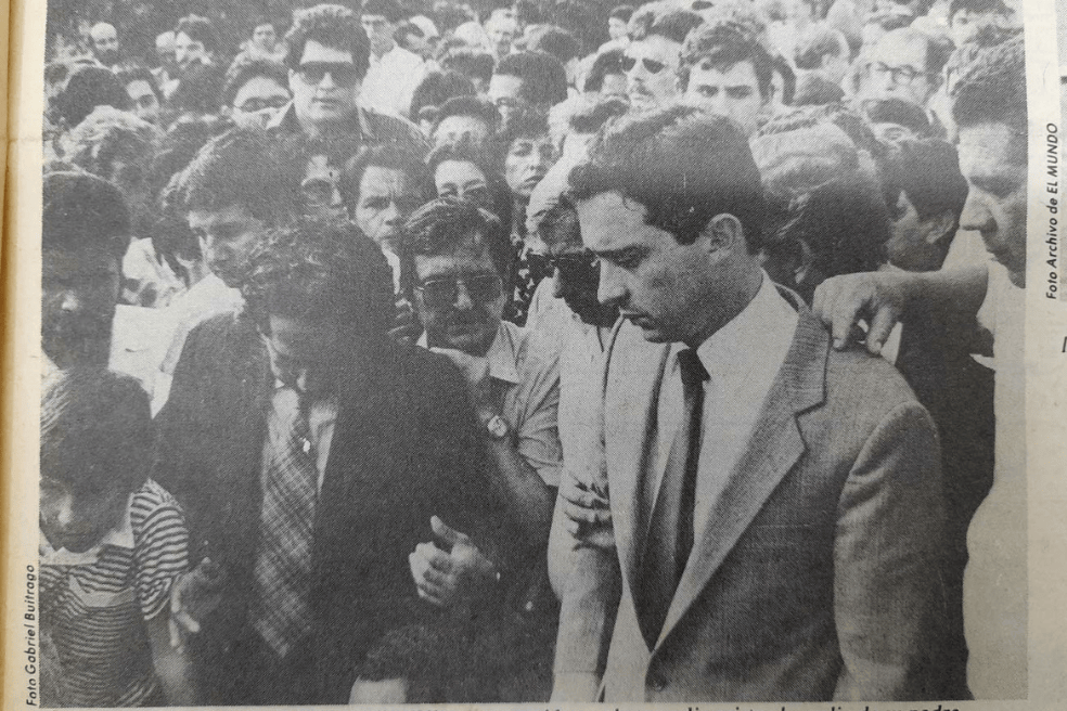 La prensa de la época dijo que unas 10.000 personas asistieron al funeral de Uribe Sierra, padre del expresidente Álvaro Uribe.