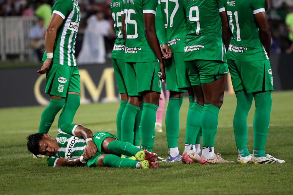 AME277. MEDELLÍN (COLOMBIA), 31/01/2026.- Nicolas Rodríguez (i- abajo) de Atlético Nacional participa en una jugada este sábado, durante un partido amistoso entre el Inter Miami y Atlético Nacional en el estadio Atanasio Girardot, en Medellín (Colombia). EFE/ Carlos Ortega