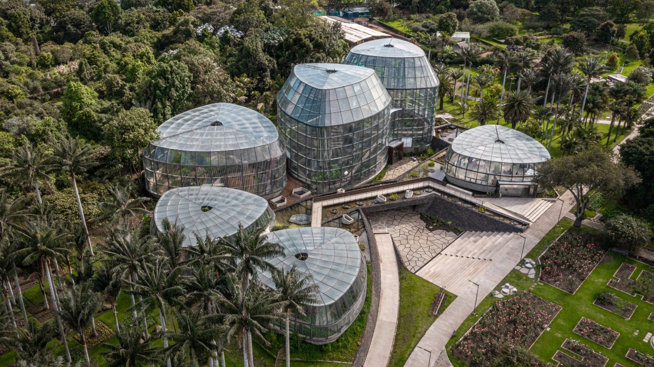 El Jardín Botánico de Bogotá, está ubicado en la avenida calle 63 n.° 68-95, en la Localidad de Engativá.