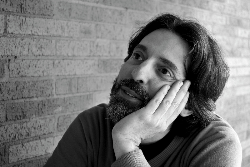 El autor estuvo hablando sobre su novela "Fractura" en la Feria Internacional del Libro de Guadalajara. / Juan Felipe Vásquez