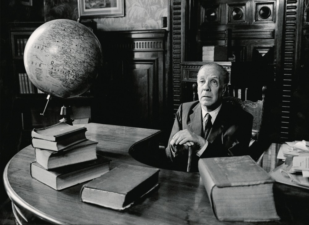 Jorge Luis Borges siempre mostró una predilección, como escritor y como lector, hacia los cuentos, las poesías y los ensayos breves.