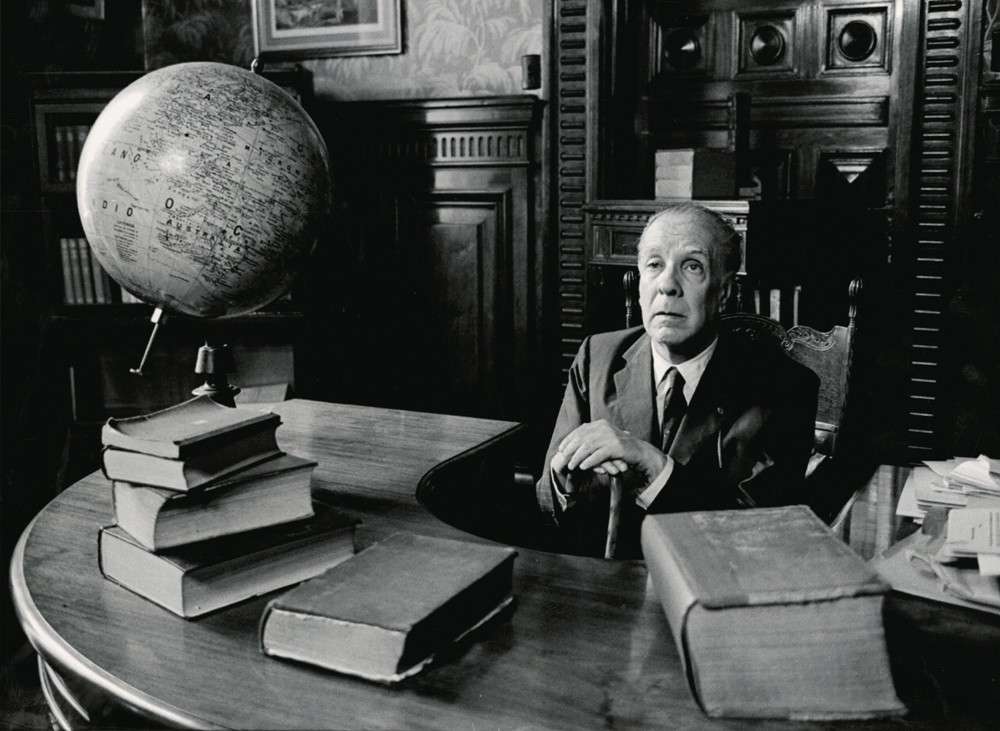 Jorge Luis Borges siempre mostró una predilección, como escritor y como lector, hacia los cuentos, las poesías y los ensayos breves.