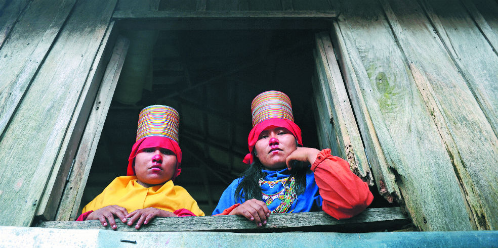 Las jóvenes del resguardo de Jaidukamá conservan su atuendo y maquillaje tradicional. Afirman que ese ha sido uno de sus elementos de protección. / Fotos: Mauricio Alvarado