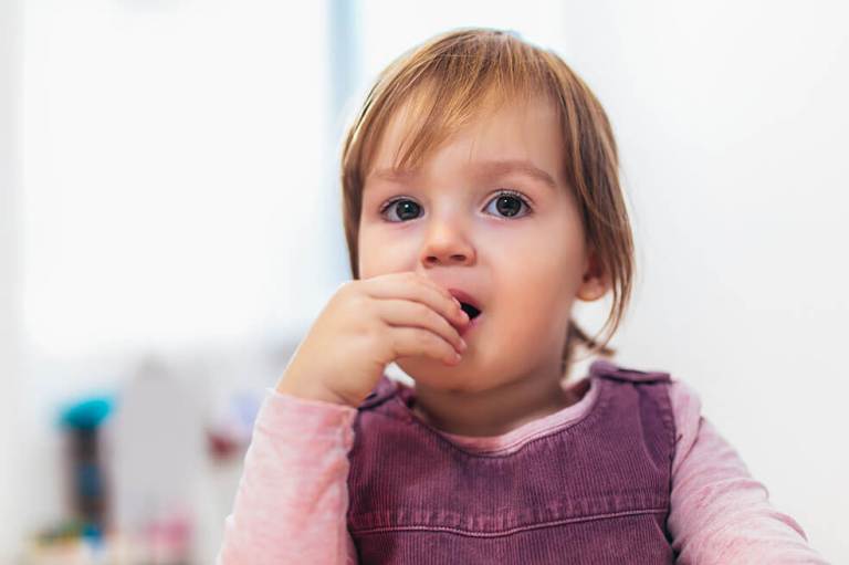 Tragarse una pila de botón, ¿cuál es el riesgo para tu hijo?