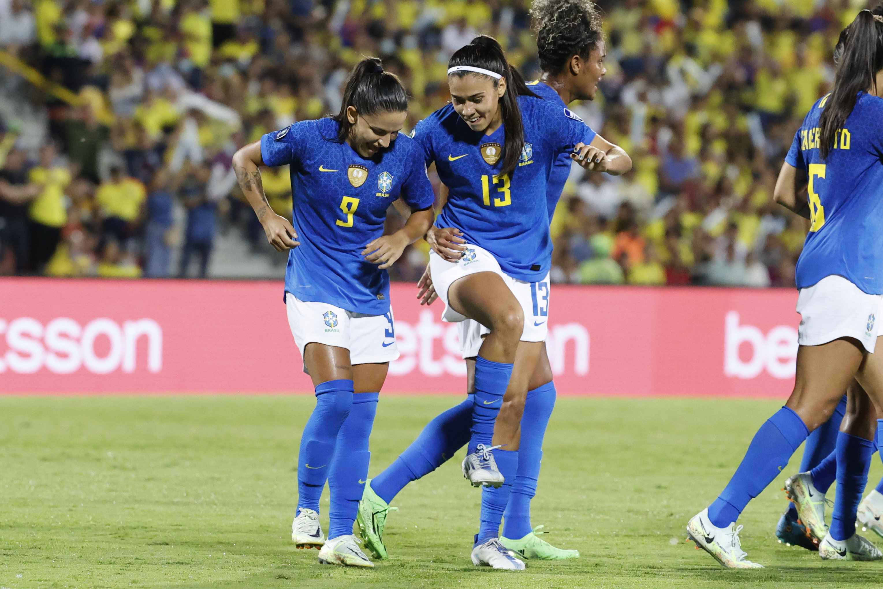 AMDEP5170. BUCARAMANGA (COLOMBIA), 30/07/2022.- Debinha (i) de Brasil celebra un gol hoy, en la final de la Copa América Femenina entre Colombia y Brasil en el estadio Alfonso López en Bucaramanga (Colombia). EFE/Mauricio Dueñas Castañeda