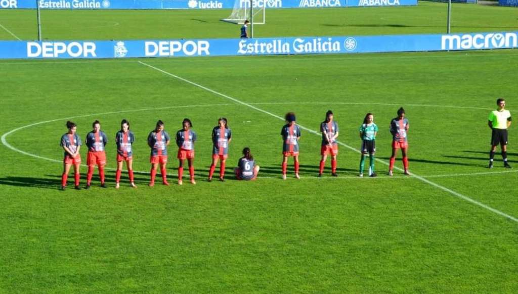 Paula Dapena, sentada de espaldas en uno de los múltiples homenajes que se le rindieron a Maradona tras su muerte.