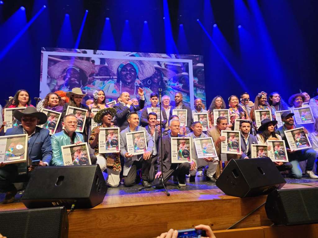 Yuri Buenaventura y una parte de los artistas durante la presentación de los 100 músicos que apoyaron con Crea Sonidos.