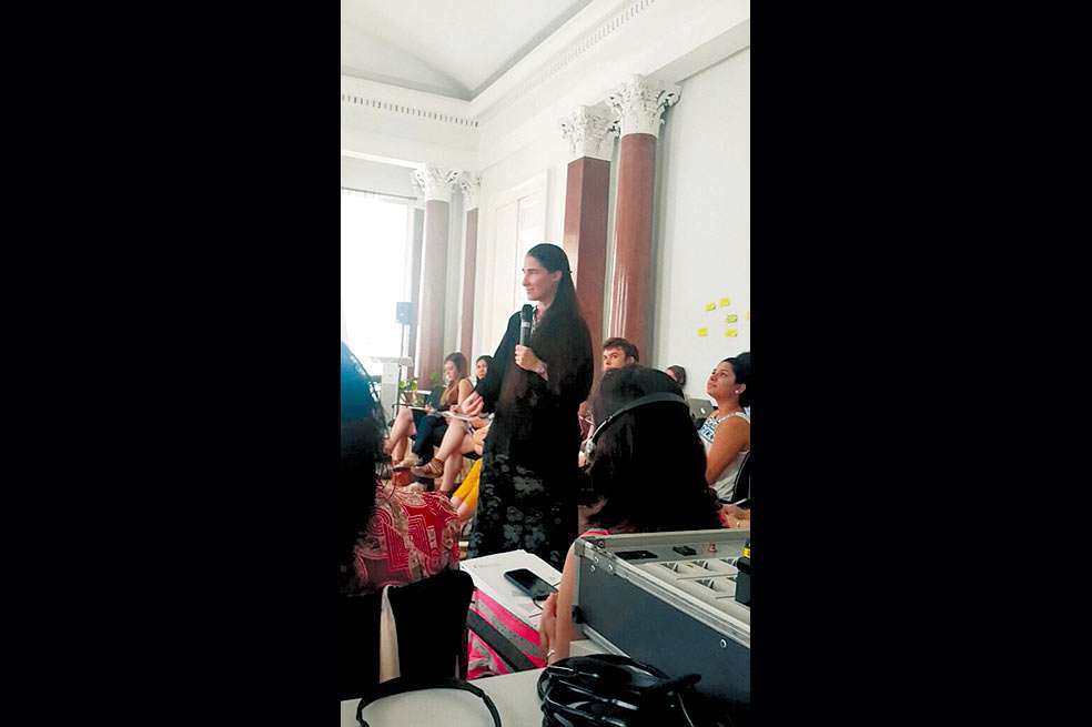 “¡Vi las imágenes de la caída del Muro de Berlín diez años después!”, les contó Yoani Sánchez a 23 becarios en la Universidad Central Europea en Budapest. / Nelson Padilla
