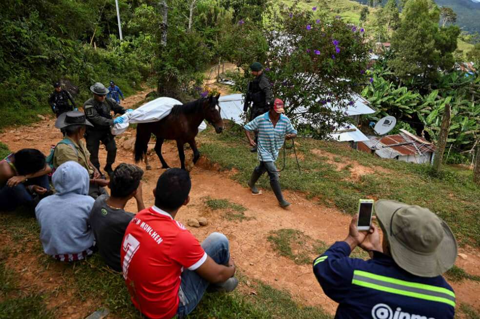En el lomo de caballos tuvieron que sacar los cuerpos de las cinco personas asesinadas en la vereda La Meseta, el pasado 16 de enero. El hecho fue perpetrado, según las autoridades, por la columna Jaime Martínez, grupo disidente de las Farc. / Luis Robayo - AFP