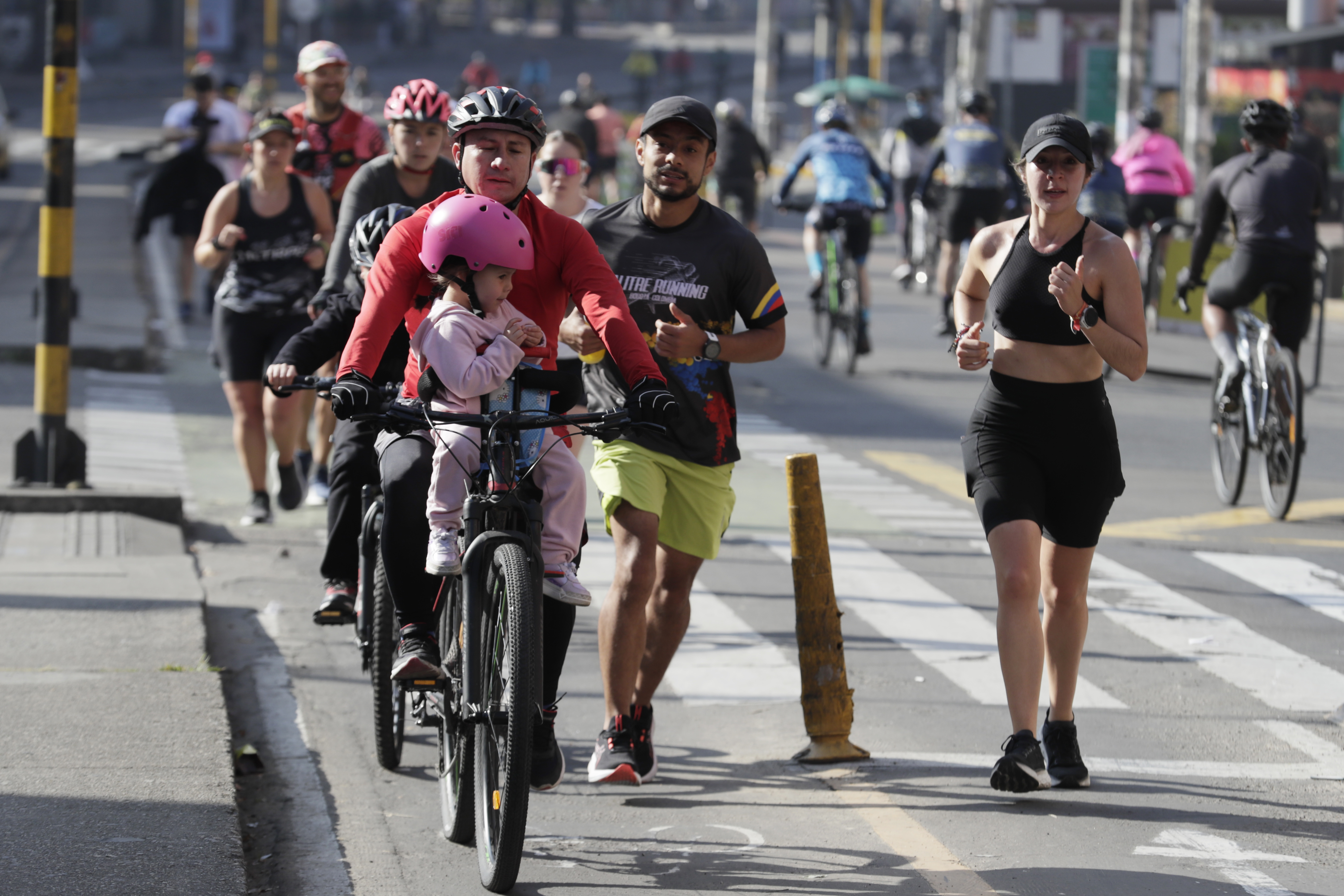 ACOMPAÑA CRÓNICA : COLOMBIA RECREACIÓN AME5502. BOGOTÁ (COLOMBIA), 15/12/2024.- Personas en bicicleta recorren la ciclovía este domingo, en Bogotá (Colombia). Ciclistas, atletas, patinadores y paseantes de la capital colombiana tienen una cita infaltable desde hace 50 años: la ciclovía de los domingos y festivos, que desde 1974 reúne a miles de personas a lo largo de más de 127 kilómetros de recorrido urbano, un espacio que se ha convertido en insignia de Bogotá. EFE/ Carlos Ortega