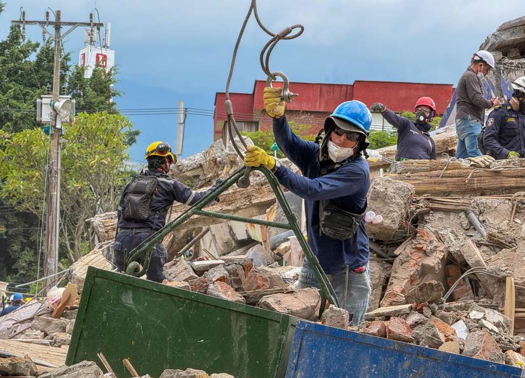 AME9740. CALI (COLOMBIA), 16/08/2026.- Rescatistas realizan este domingo labores de búsqueda en los escombros del edificio Torres del Limonar, destruido por el terremoto del pasado lunes, en Cali (Colombia). Una semana después, decenas de rescatistas de varios países trabajan sin descanso para tratar de recuperar los cuerpos de las personas que murieron bajo toneladas de escombros. EFE/ Mario Baos