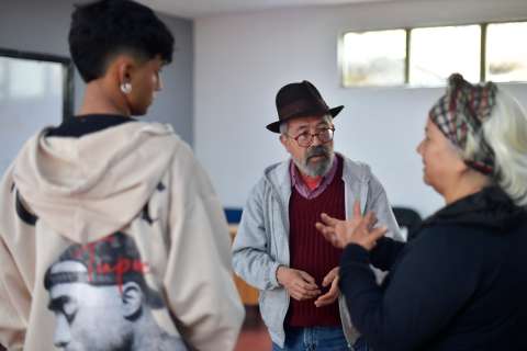 El teatrero bogotano que a sus 70 años cumplió el sueño de ver su obra en el papel