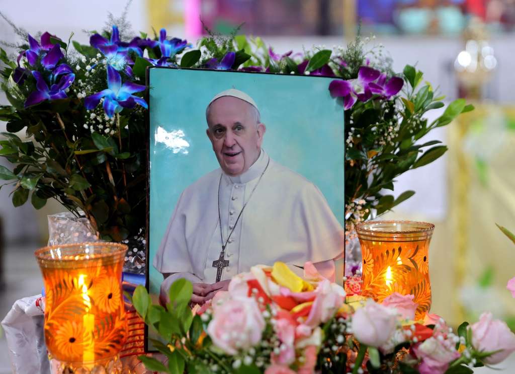 KOLKATA (India), 21/04/2025.- A floral tribute and an picture to mourn the death of Pope Francis in Kolkata, Eastern India, 21 April 2025. Pope Francis died on 21 April 2025 at the age of 88, according to the Holy See. Born Jorge Mario Bergoglio in Buenos Aires, Argentina, on 17 December 1936, he was appointed leader of the Catholic Church on 13 March 2013, succeeding Pontiff Emeritus Benedict XVI. (Papa, Santa Sede) EFE/EPA/PIYAL ADHIKARY
