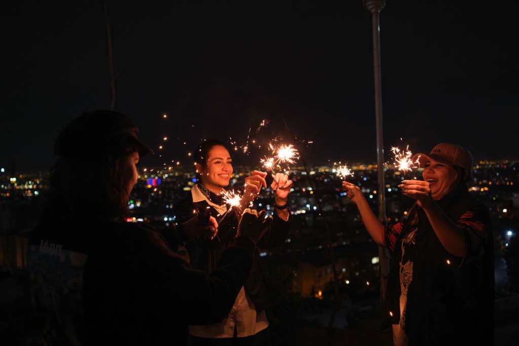 TEHERÁN (IRÁN), 18/03/2025.-Tres mujeres con luces durante la celebración de la milenaria fiesta zoroástrica del 'Chaharshanbe Suri' en Teherán. Jóvenes iraníes bailaron, cantaron y saltaron sobre hogueras este martes en las calles en la milenaria fiesta zoroástrica del 'Chaharshanbe Suri', en la única ocasión al año que pueden dar rienda suelta a este tipo de libertades en la República Islámica de Irán. EFE/ Jaime León
