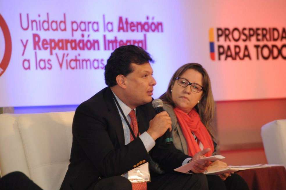 El periodista Hollman Morris y Paula Gaviria, de la Unidad de Víctimas.