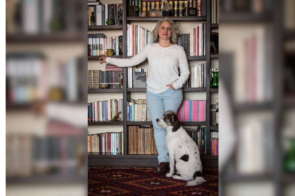 Camila Charry Noriega es profesional en Estudios Literarios de la Universidad Javeriana. Desde 2003 ha trabajado como profesora de Literatura y Arte.
