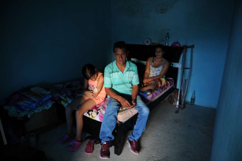 José, Mariela y su niña de 12 años, que fue herida en un combate entre el Eln y el Epl. / Nelson Sierra, enviado especial de El Espectador