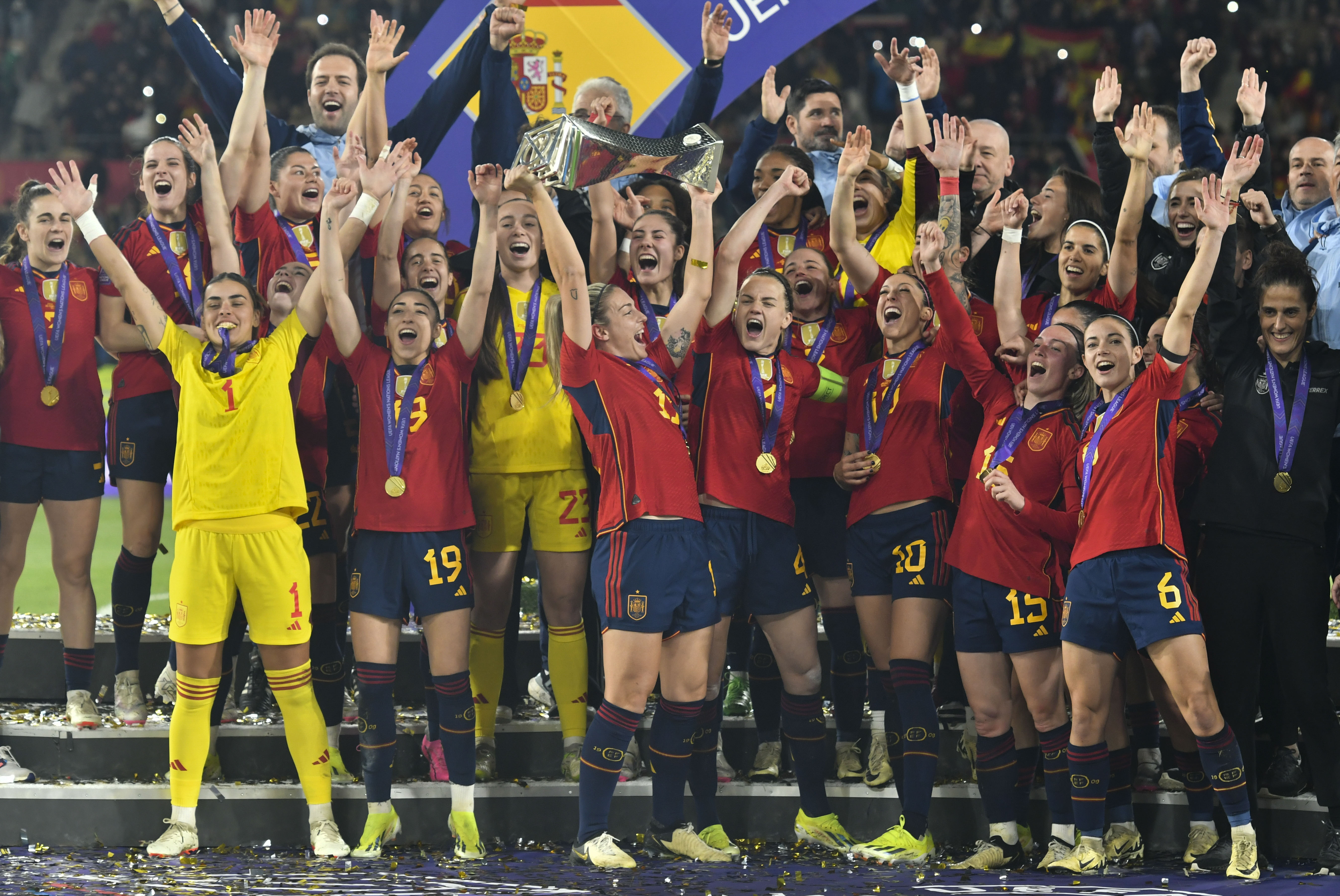 SEVILLA, 28/02/2024.- Las jugadoras españolas celebran el triunfo con el trofeo al finalizar la final de la Liga de Naciones Femenina que las selecciones de España y Francia han jugado este miércoles en el Estadio de La Cartuja en Sevilla. EFE/Raúl Caro