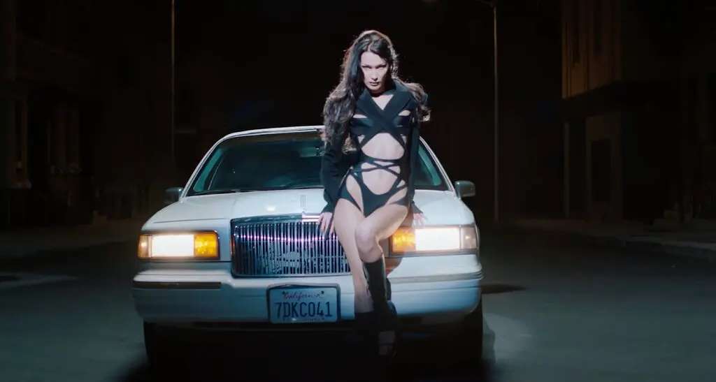 El sensual video de Mugler que reúne a Chloe Sevigny, Megan Thee Stallion y Bella Hadid.