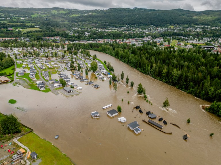 Evacúan a miles de personas por inundaciones en Noruega