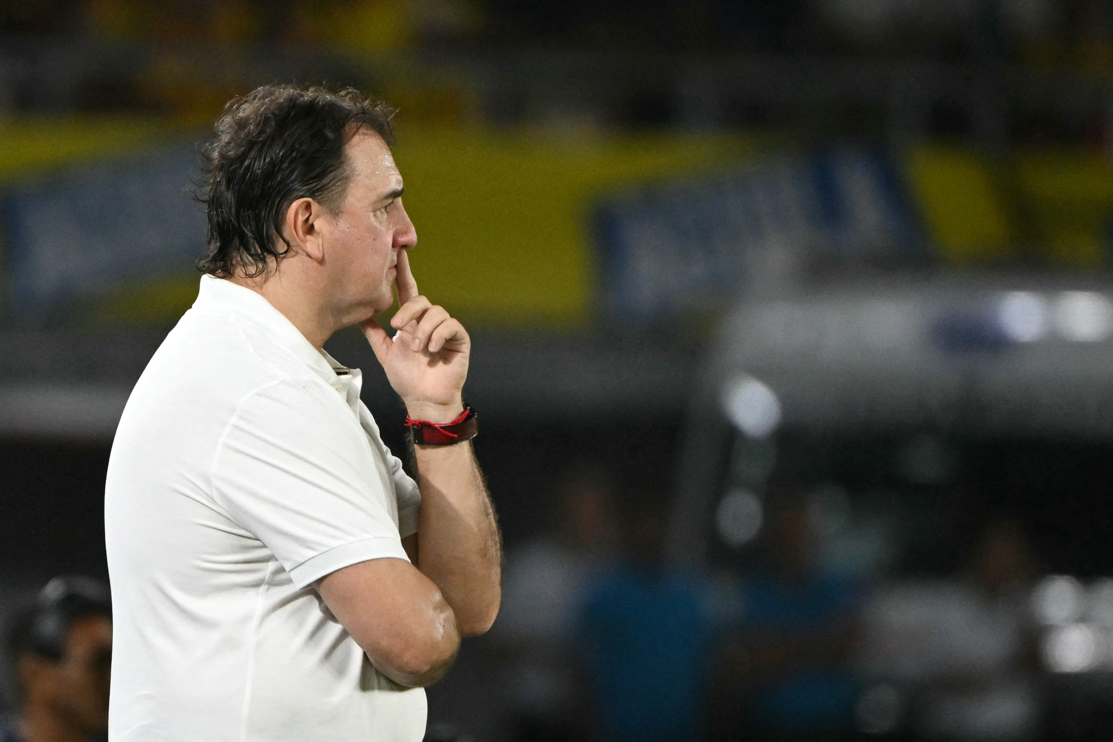 El entrenador argentino de Colombia, Néstor Lorenzo, hace un gesto durante el partido de fútbol de las eliminatorias sudamericanas de la Copa Mundial de la FIFA 2026 entre Colombia y Paraguay en el estadio Metropolitano Roberto Meléndez en Barranquilla, Colombia, el 25 de marzo de 2025.