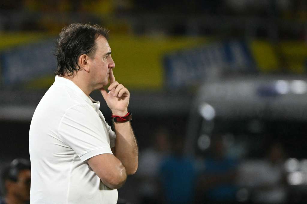 El entrenador argentino de Colombia, Néstor Lorenzo, hace un gesto durante el partido de fútbol de las eliminatorias sudamericanas de la Copa Mundial de la FIFA 2026 entre Colombia y Paraguay en el estadio Metropolitano Roberto Meléndez en Barranquilla, Colombia, el 25 de marzo de 2025.