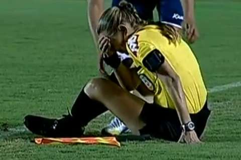 Jugador noqueó a una juez de línea con un balonazo