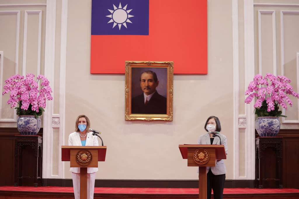 Taipei (Taiwan), 03/08/2022.- A handout photo made available by the Taiwan Presidential office shows US House Speaker Nancy Pelosi (L) speaking to reporters while Taiwan President Tsai Ing-wen (R) looks on during a press conference at the Presidential Palace in Taipei, Taiwan, 03 August 2022. Pelosi, the highest ranking US official to visit the island in 25 years, began her visit in Taiwan despite strong warnings of military action from China against the visit. (Estados Unidos) EFE/EPA/HANDOUT/ TAIWAN PRESIDENTIAL OFFICE HANDOUT HANDOUT EDITORIAL USE ONLY/NO SALES