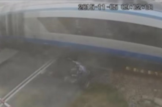 Joven sobrevivió a brutal choque con un tren