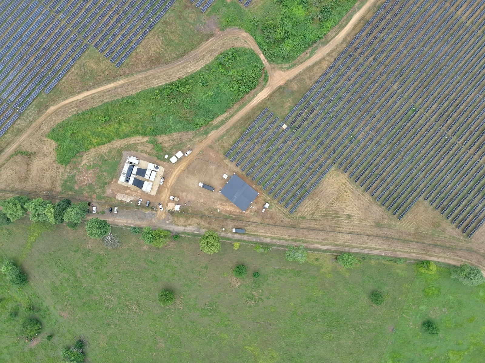 Toma aérea del Parque Solar Fotovoltaico La Unión, uno de los proyectos de energía renovable inaugurados en los últimos años. / Presidencia