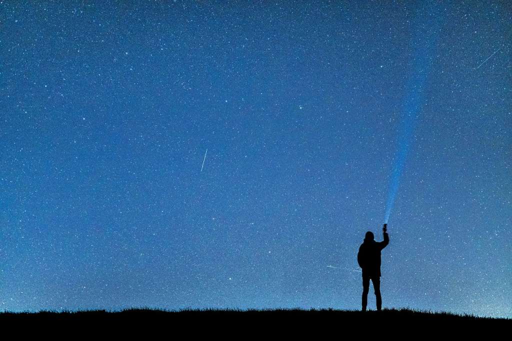 Los hombres ven en tres dimensiones (Verso a verso)