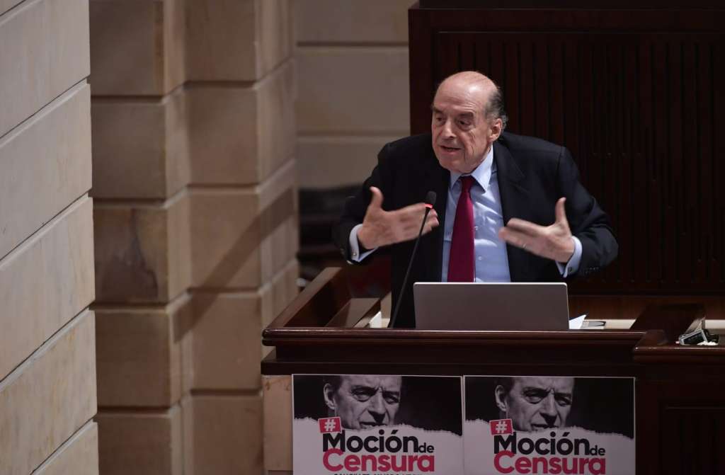 El canciller Álvaro Leyva escuchó a todos los representantes que intervinieron en el debate y hacia las 7:00 p.m. intervino para defenderse por cerca de una hora.