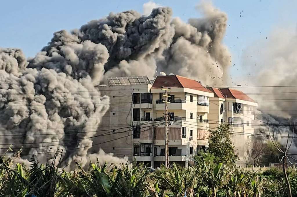 Humo se eleva desde el lugar de un ataque aéreo israelí contra una zona de la ciudad costera meridional de Tiro, Líbano.