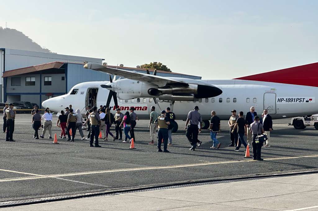 AME6577. CIUDAD DE PANAMÁ (PANAMÁ), 03/02/2025.- Migrantes esperan para subir a un avión para un vuelo de deportación de Panamá a Colombia este lunes, en el Aeropuerto Internacional Marcos A. Gelabert en la Ciudad de Panamá (Panamá). El secretario de Estado de Estados Unidos, Marco Rubio estuvo presente en el proceso de deportación de migrantes desde Panamá hacia Colombia, que forma parte de un acuerdo con los Estados Unidos para costear esas repatrIaciones.En este vuelo devolvieron a 43 colombianos, 32 hombres y siete mujeres, entre deportados y expulsados, por delitos como trata de personas, agresión sexual, relacionados con drogas y evasión de puestos de control fronterizos, según la información oficial suministrada. EFE/ Bienvenido Velasco