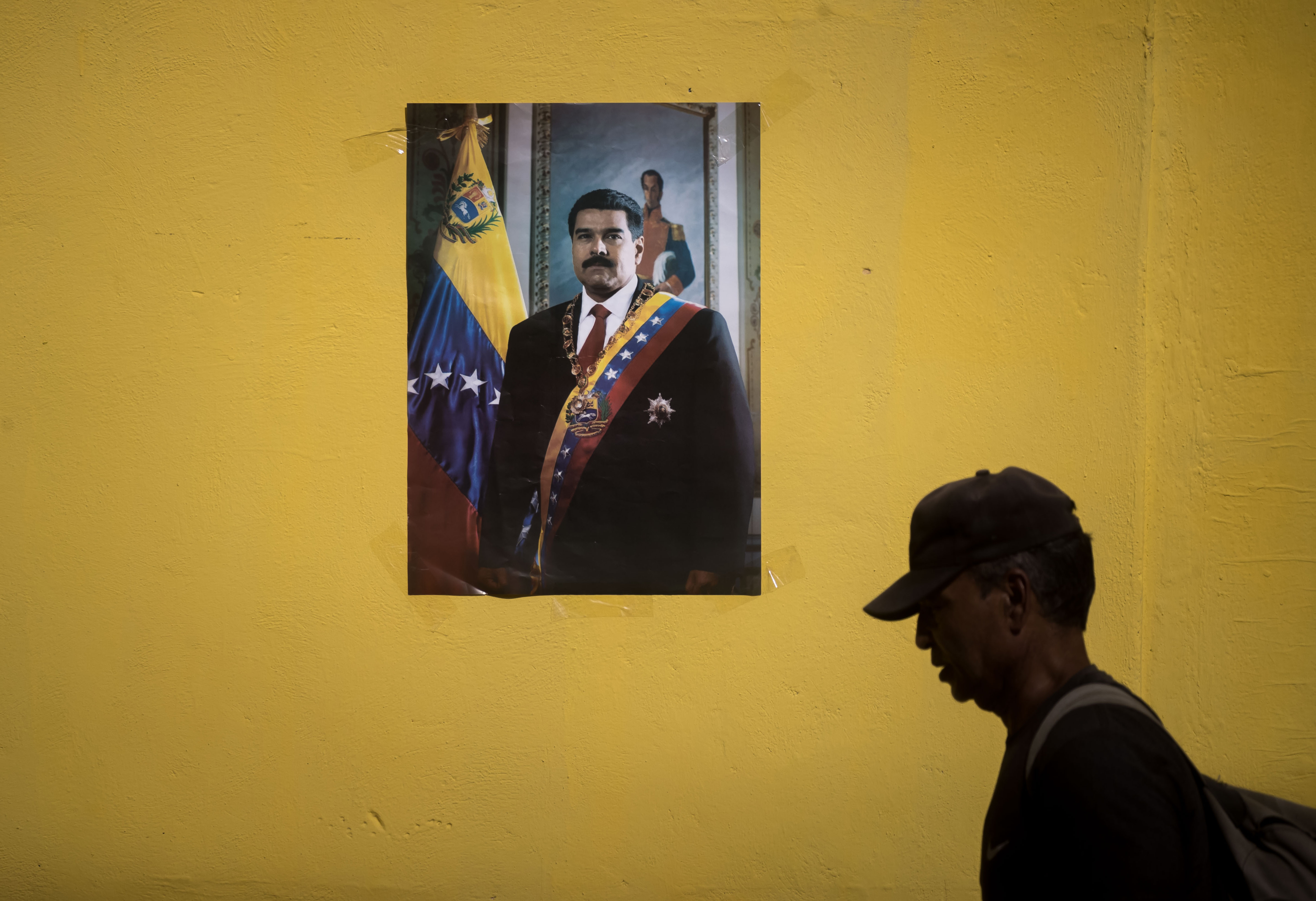-FOTODELDÍA- CARACAS (VENEZUELA) 11/06/2024 - Fotografía fechada el 8 de junio de 2024 donde se observa personas mientras participan en un acto en apoyo a Nicolás Maduro, en Caracas (Venezuela). La carrera por la Presidencia de Venezuela deja al descubierto las grandes desigualdades de recursos y popularidad entre los 10 candidatos, así como las escasas coincidencias -pese a los esfuerzos de unos y otros en ocultarlas-, de cara a las elecciones del 28 de julio. EFE/ Miguel Gutierrez