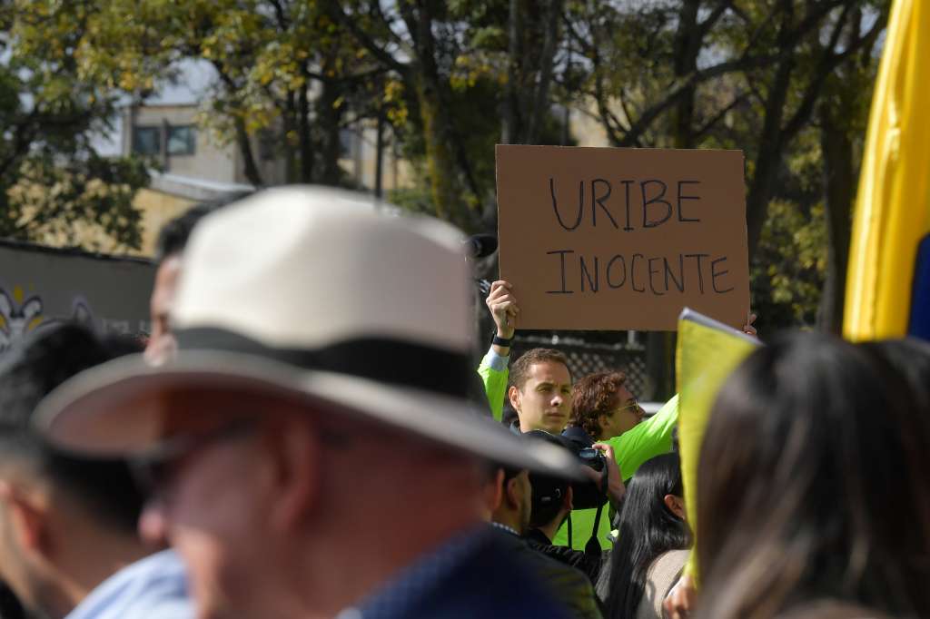 Manifestantes en favor de Álvaro Uribe a las afueras del complejo judicial de Paloquemao, en Bogotá.