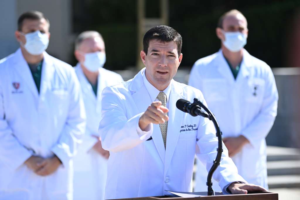 El médico de la Casa Blanca, Sean Conley, responde preguntas rodeados de otros médicos, durante una actualización sobre la condición del presidente estadounidense Donald Trump, el 4 de octubre de 2020, en el Walter Reed Medical Center en Bethesda, Maryland.