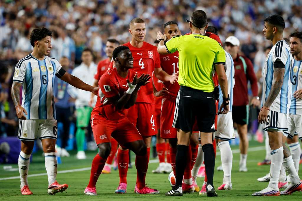 Kansas City (United States), 12/07/2026.- Switzerland's Breel Embolo (L) reacts after referee Joao Pinheiro (R) showed him a red card after VAR intervention during the FIFA World Cup 2026 quarterfinals match Argentina vs Switzerland, in Kansas City, Missouri, USA, 11 July 2026. (Suiza) EFE/EPA/PETER KLAUNZER