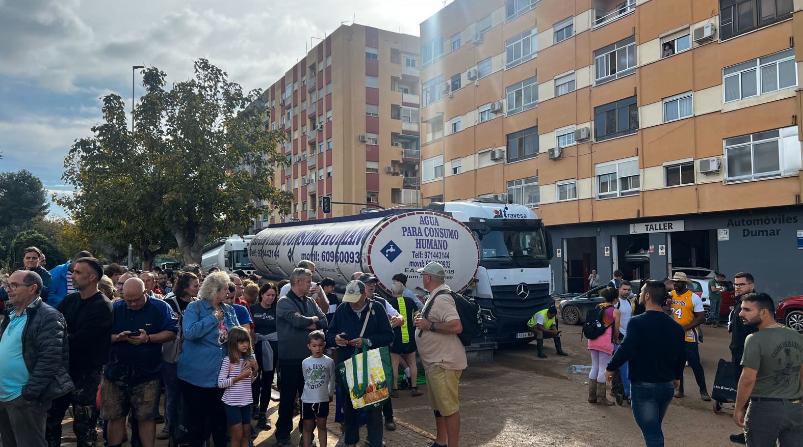 Personas junto a un camión de abastecimiento de agua potable.