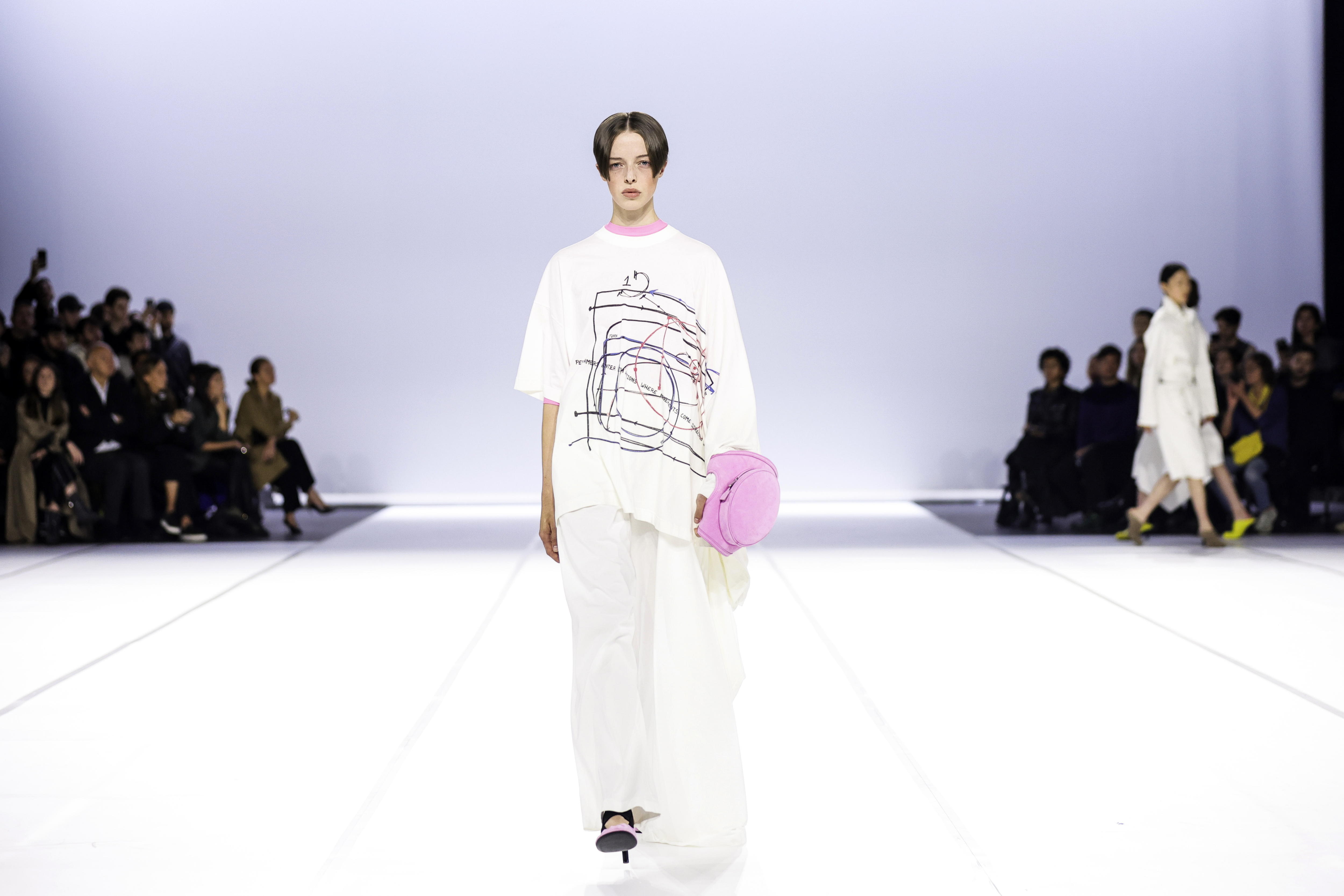 Paris (France), 24/09/2024.- A model presents a creation during the Womenswear Spring/Summer 2025 collection by French designer Alain Paul and Luis Philippe Patric for AlainPaul during the Paris Fashion Week, in Paris, France, 24 September 2024. The presentation of the Women's Ready-To-Wear collections runs from 23 September to 01 October 2024. (Moda, Francia) EFE/EPA/TERESA SUAREZ