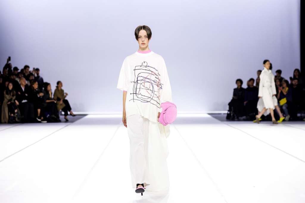 Paris (France), 24/09/2024.- A model presents a creation during the Womenswear Spring/Summer 2025 collection by French designer Alain Paul and Luis Philippe Patric for AlainPaul during the Paris Fashion Week, in Paris, France, 24 September 2024. The presentation of the Women's Ready-To-Wear collections runs from 23 September to 01 October 2024. (Moda, Francia) EFE/EPA/TERESA SUAREZ