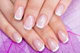 ¿Cómo hacer un manicure francés en casa con una esponja de maquillaje?