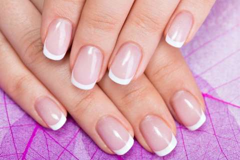 ¿Cómo hacer un manicure francés en casa con una esponja de maquillaje?