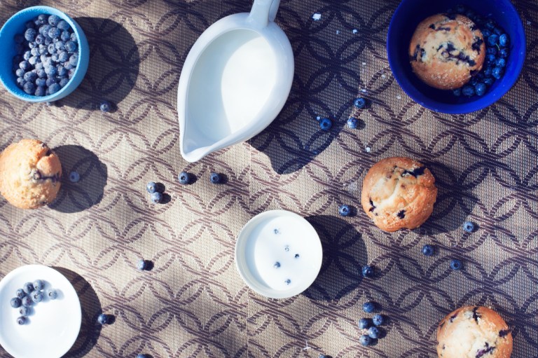 Así se preparan unos deliciosos “muffins” de banano y arándanos