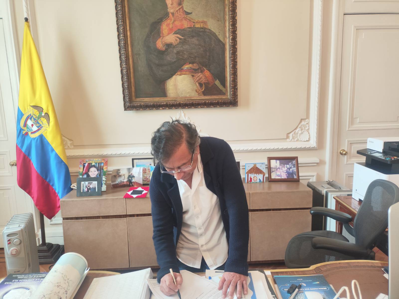 El presidente Gustavo Petro compartió una imagen en la que se le ve firmando el decreto para convocar la consulta popular.